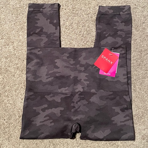 SPANX Pants - New! Look at Me Now Cropped Seamless Leggings